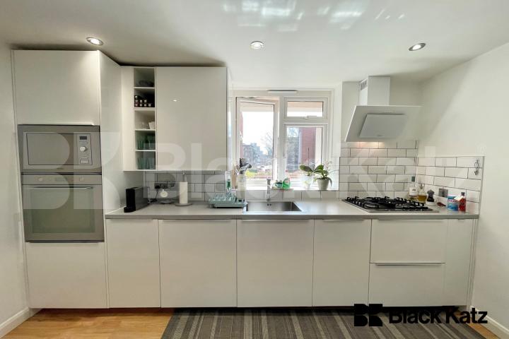 			Under Offer, 3 Bedroom, 1 bath, 1 reception Apartment			 Enid Street, Bermondsey